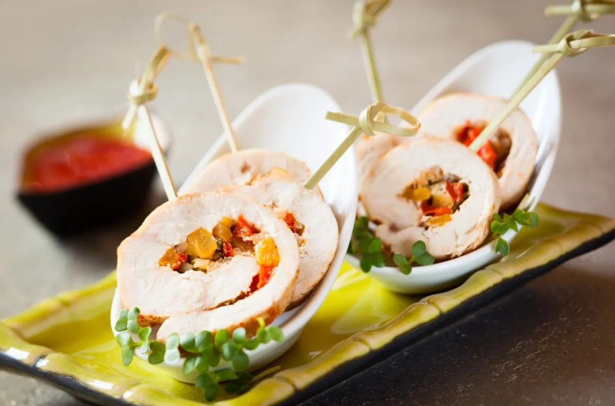 różne marynaty do kurczaka w miseczkach