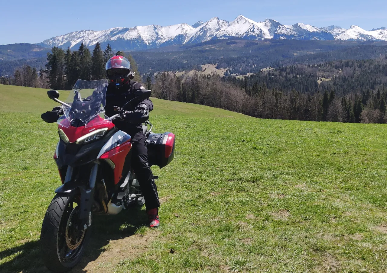 Motocykle na górskiej drodze w Beskidach