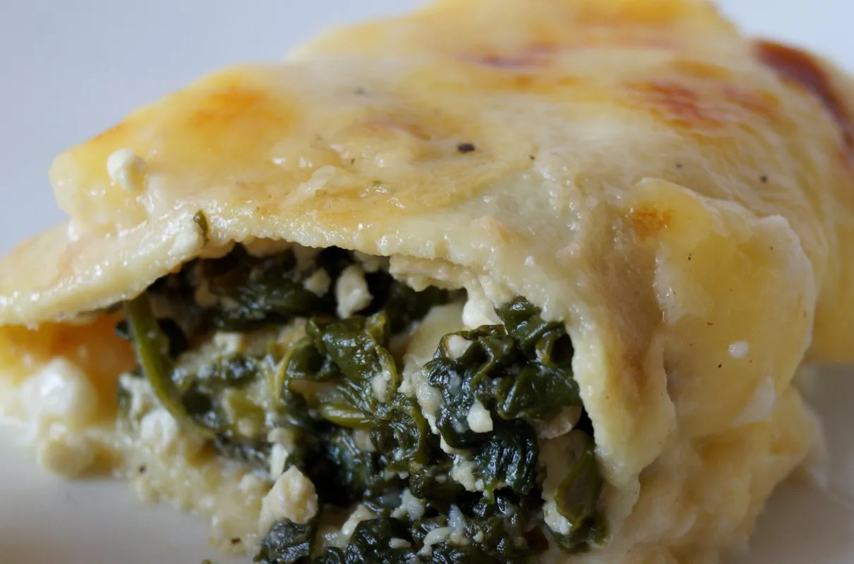 Zapiekanka ze szpinakiem i serem feta, idealna, gdy zastanawiasz się, jak przyrządzić szpinak mrożony. Pyszne i proste danie.