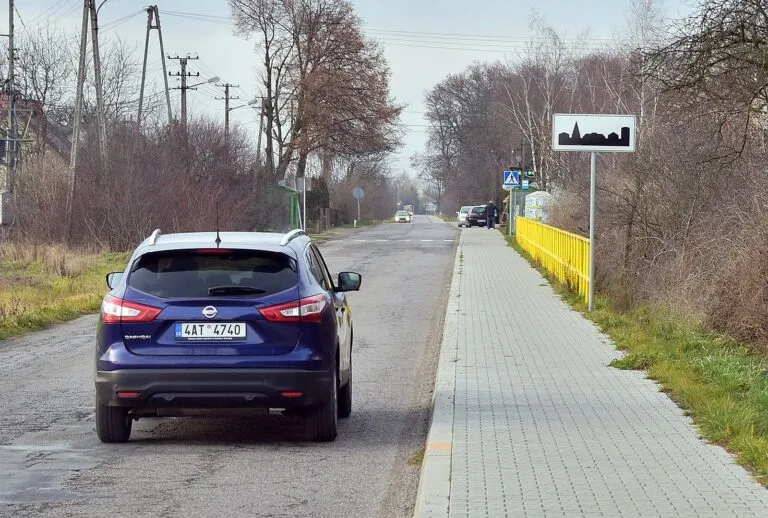 Zdjęcie Czy skrzyżowanie odwołuje znak teren zabudowany? Sprawdź, co musisz wiedzieć