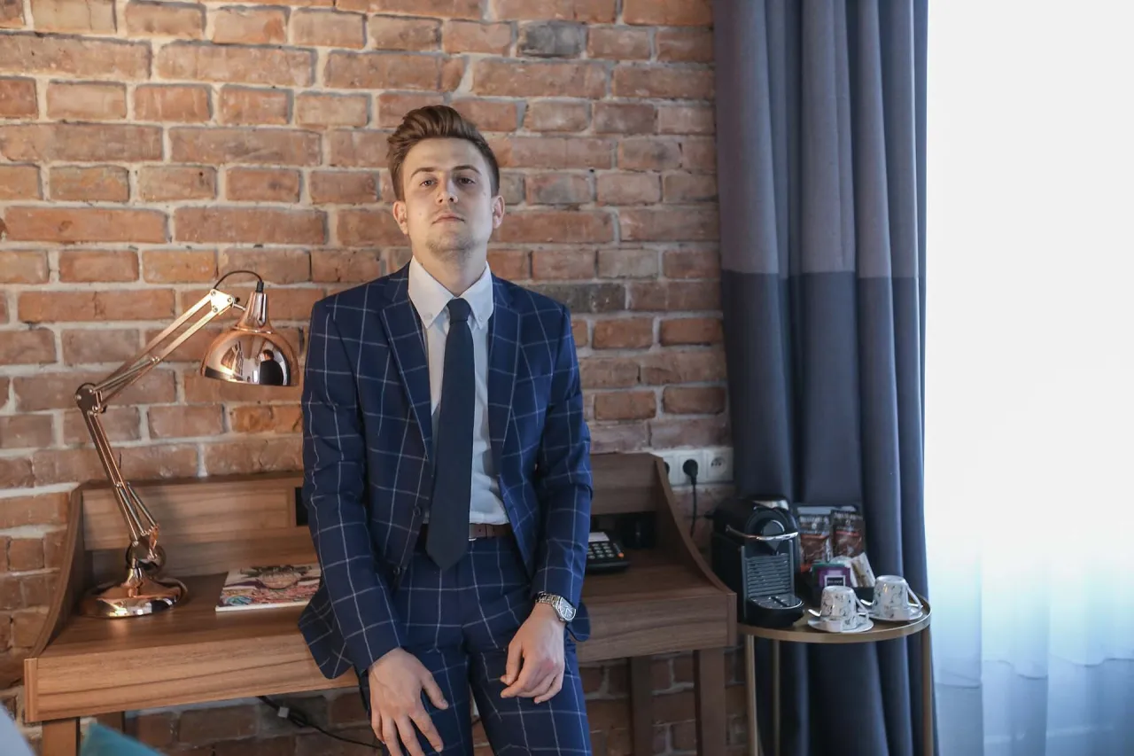 mężczyzna w garniturze z eleganckim zegarkiem na srebrnej bransolecie