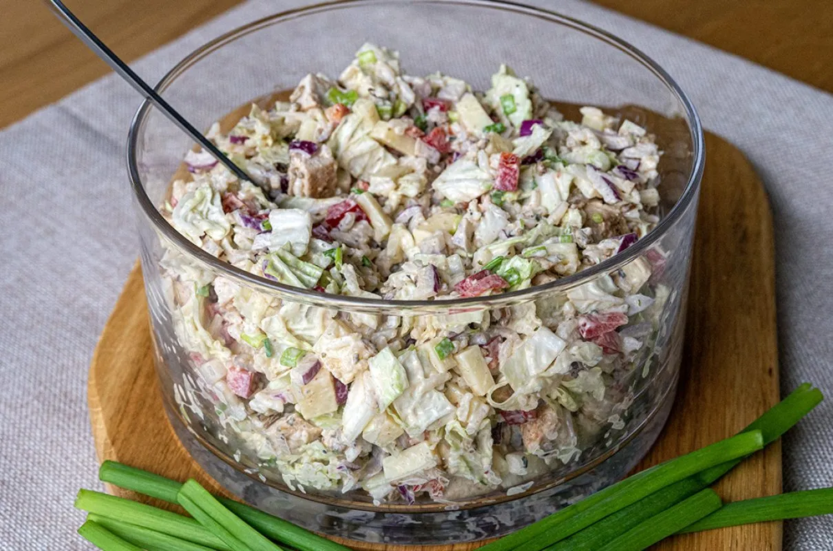 Gotowa sałatka pekińska w szklanej misie, z dodatkiem szczypiorku. Idealna na szybki obiad.
