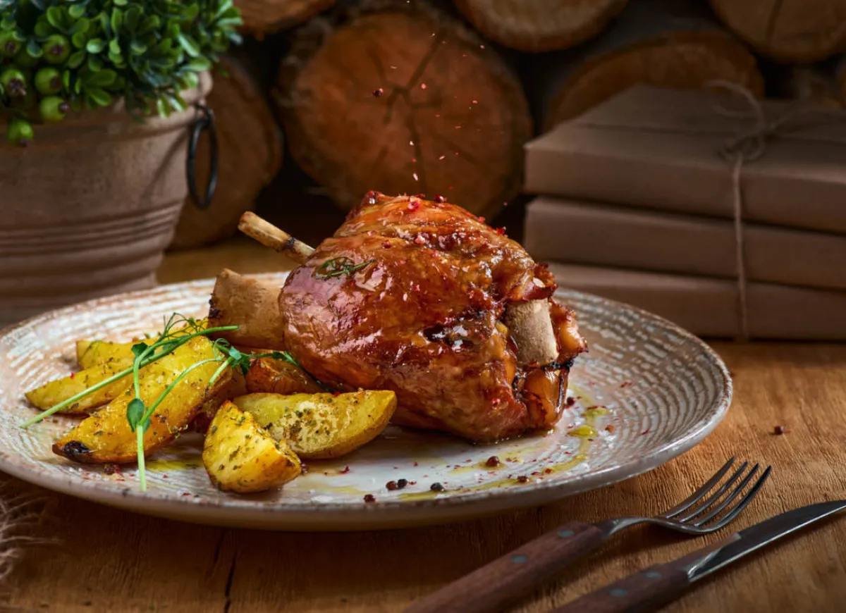 Sałatka z szarpanej golonki