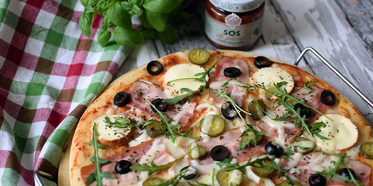 pizza z serem pleśniowym, pizza z fetą, pizza z oscypkiem