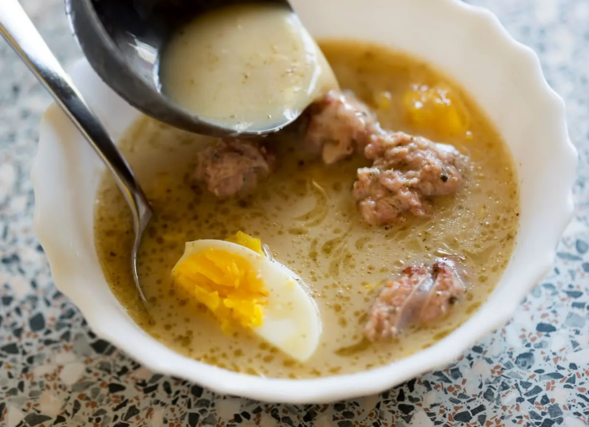 Żur z kiełbasą i jajkiem. Jakie przyprawy do żuru? Majeranek, czosnek i chrzan nadają mu głębi smaku.