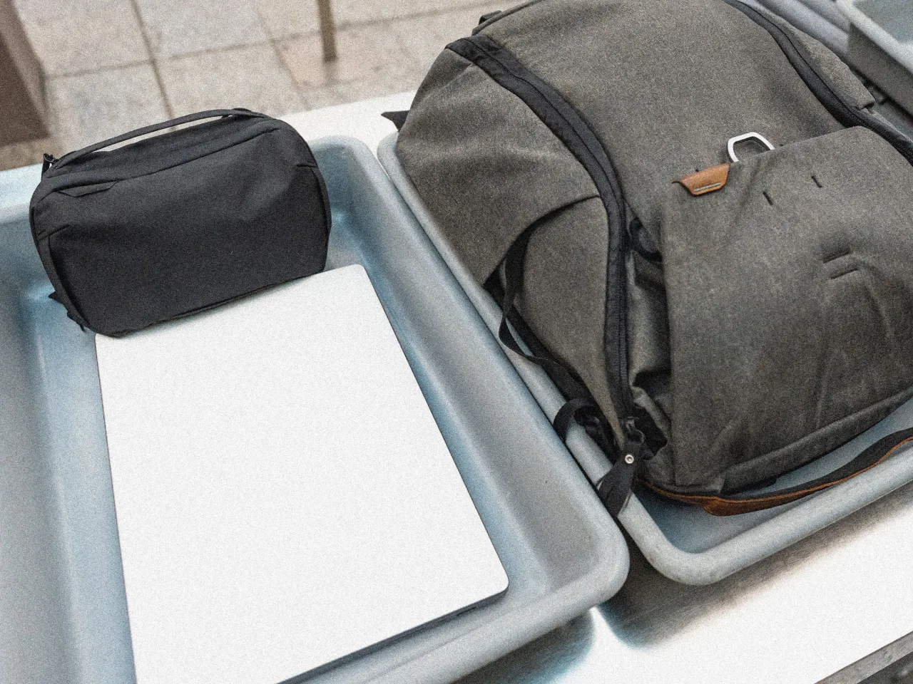 Handgepäck mit wichtigen Dokumenten und Wertsachen