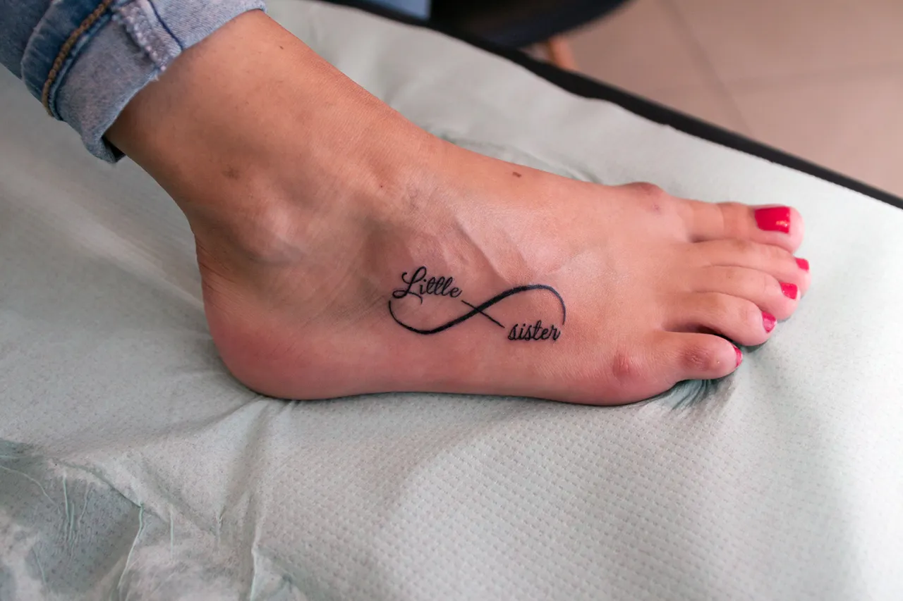 inspiracje tatuaż napisy na stopie, r&oacute;żne czcionki tatuaż stopa