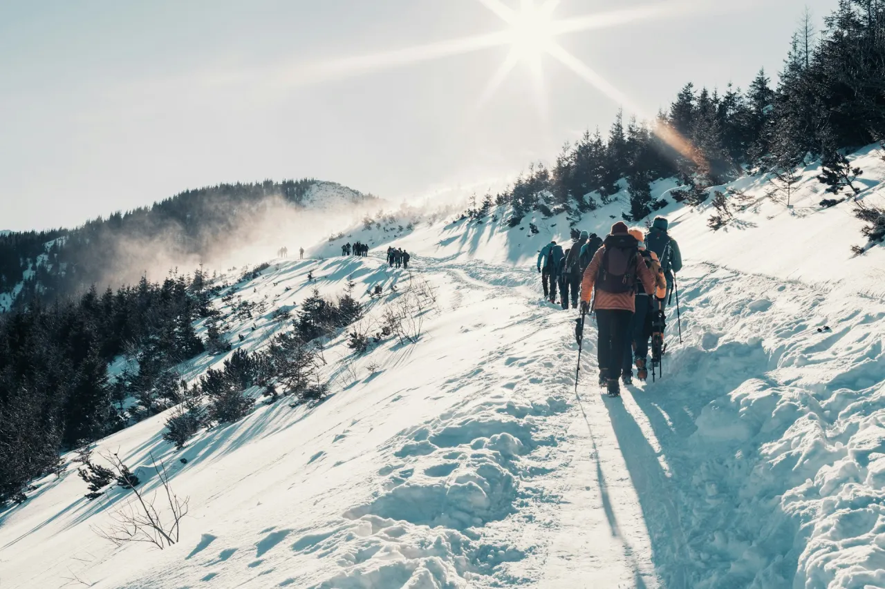 Zasypany śniegiem szlak wysokogórski w Tatrach zimą