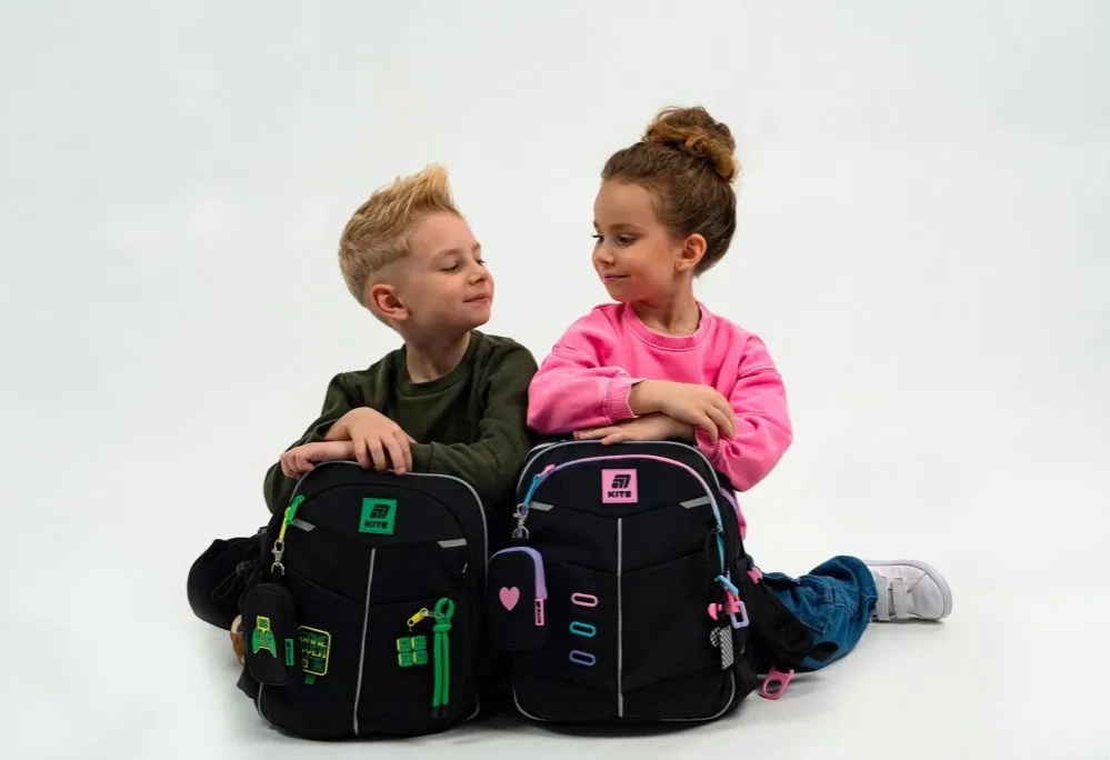 dziecko z dobrze dopasowanym plecakiem ergonomiczny