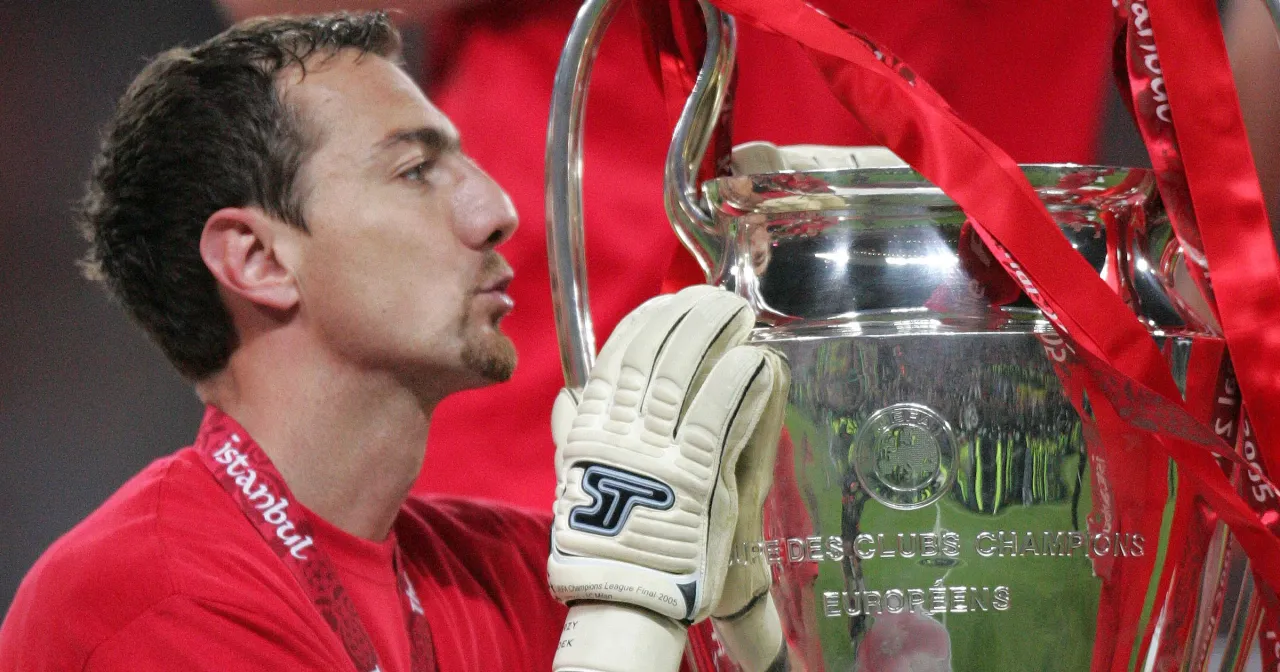 Jerzy Dudek całuje Puchar Ligi Mistrzów, symbolizujący ile razy Liverpool wygrał Ligę Mistrzów.