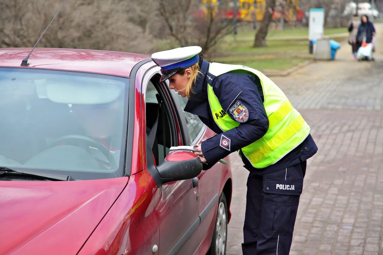 Policjant kontrola drogowa legitymowanie