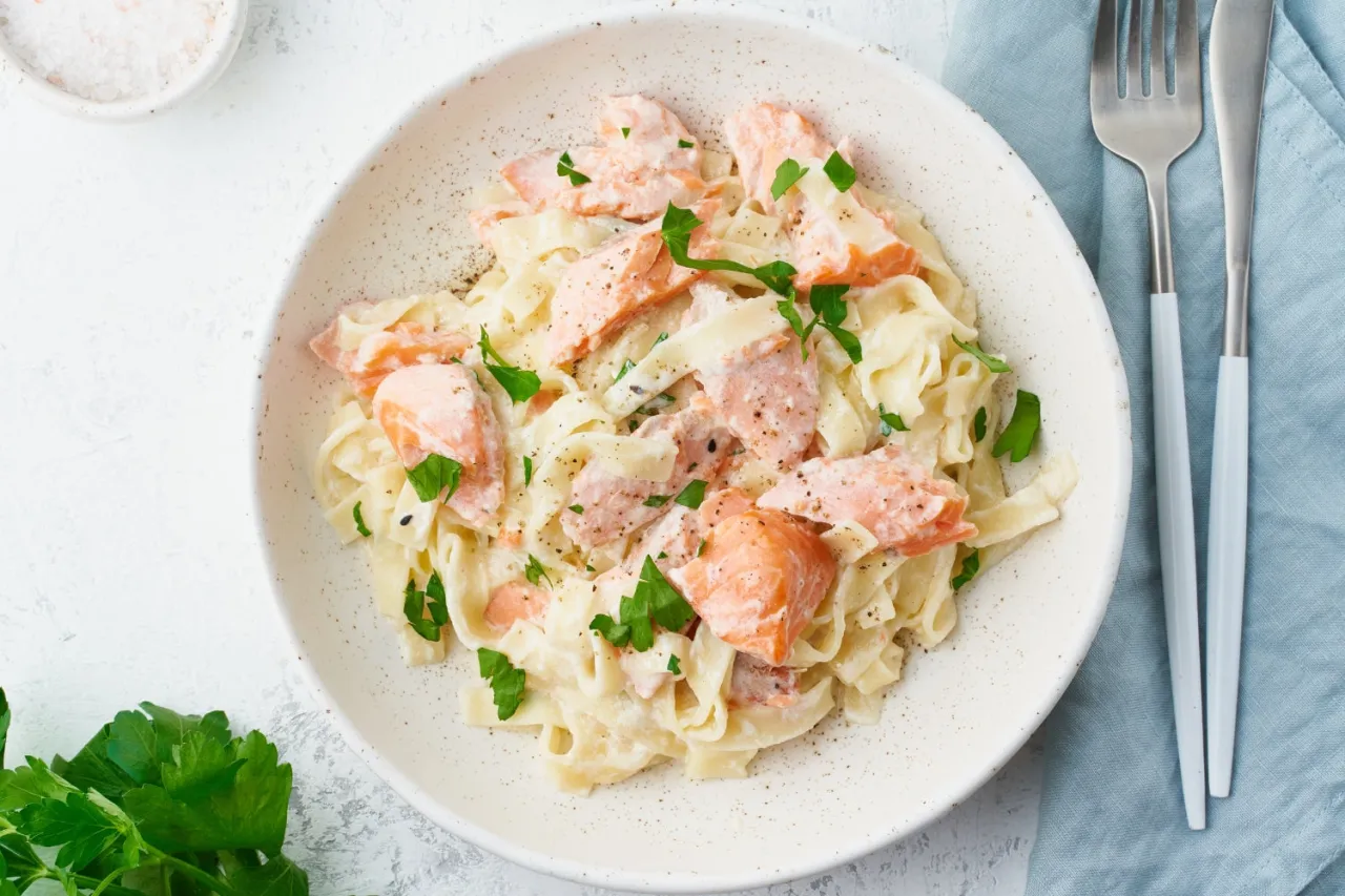 plato de pasta con salm&oacute;n cremosa estilo italiano