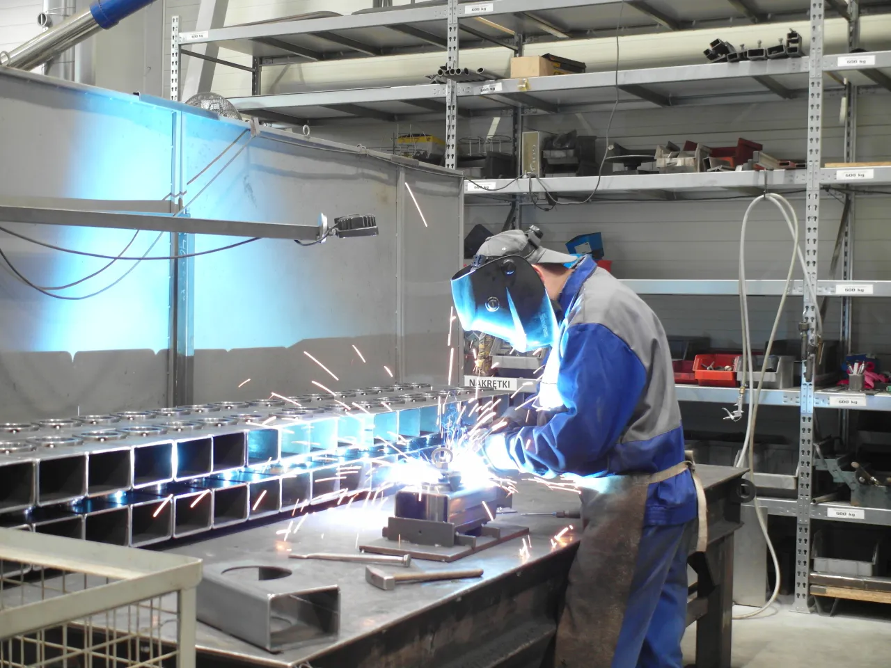 spawacz w pracy nowoczesna spawalnia