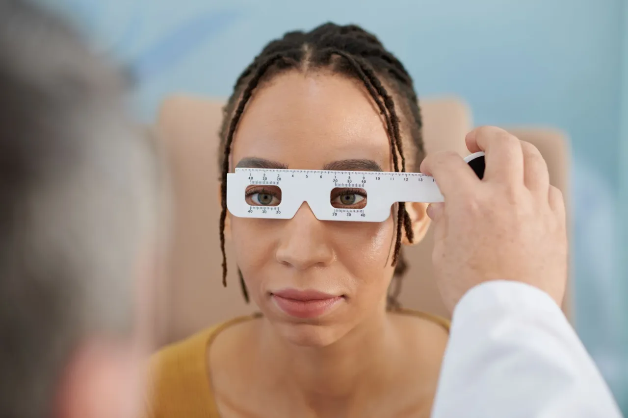 mierzenie okular&oacute;w linijką