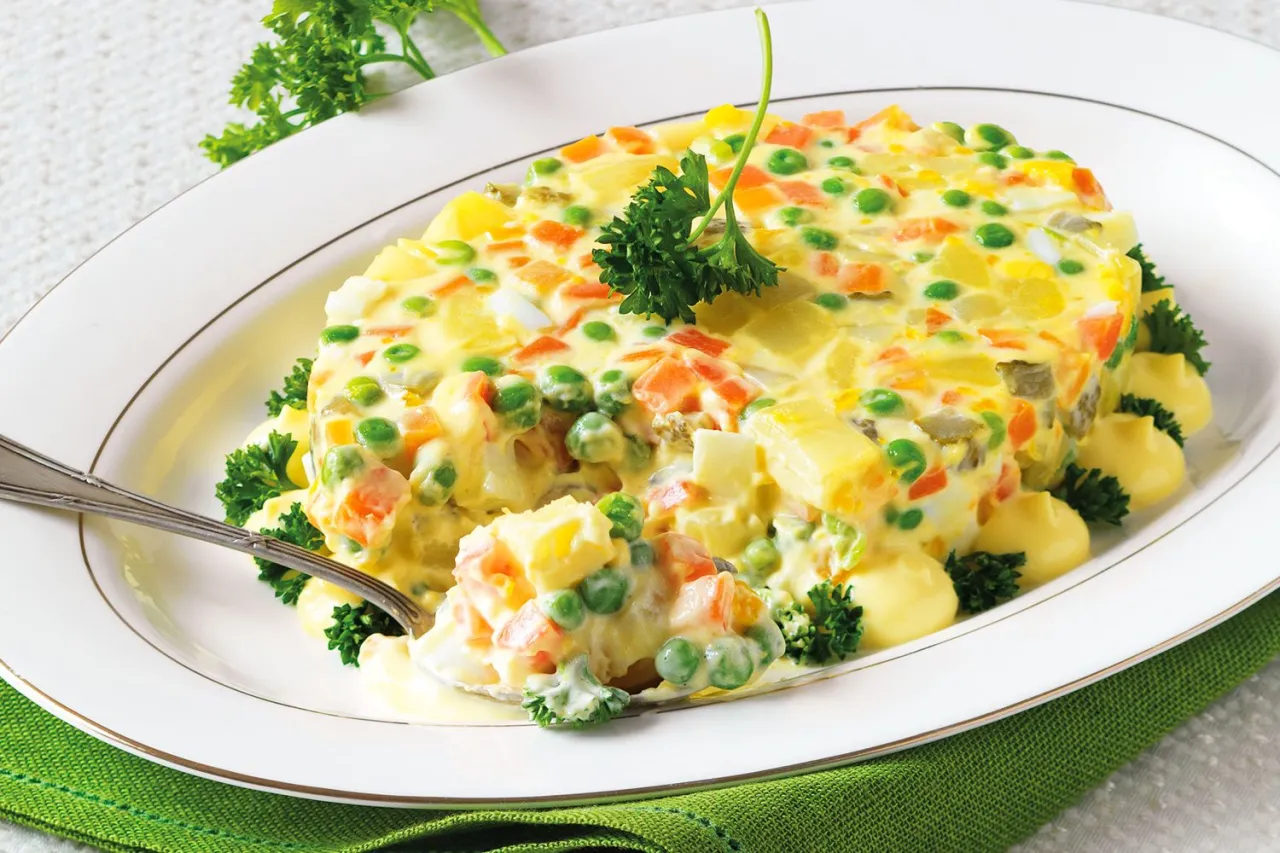 Ingredienti per insalata russa tradizionale italiana