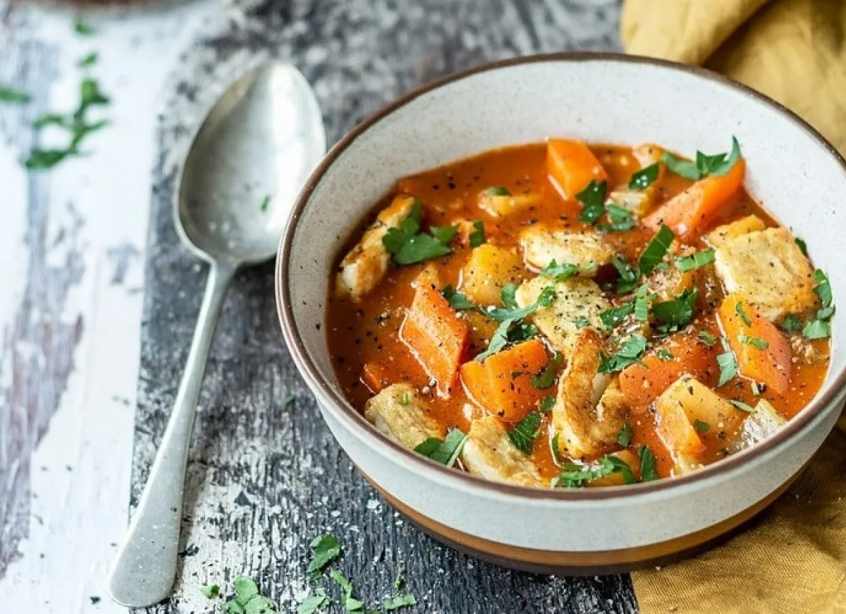 Gulasz z kurczaka i warzyw, idealny, gdy zastanawiasz się, co ugotować z tego, co masz w lodówce.