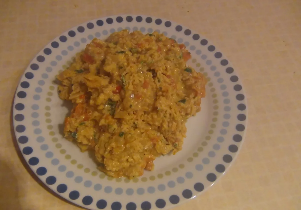 jajecznica z curry i świeżymi ziołami