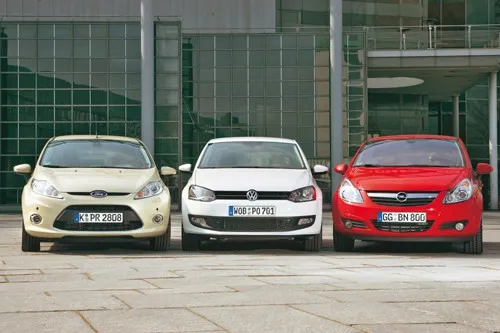 Volkswagen Polo 9n obok Ford Fiesta i Opel Corsa