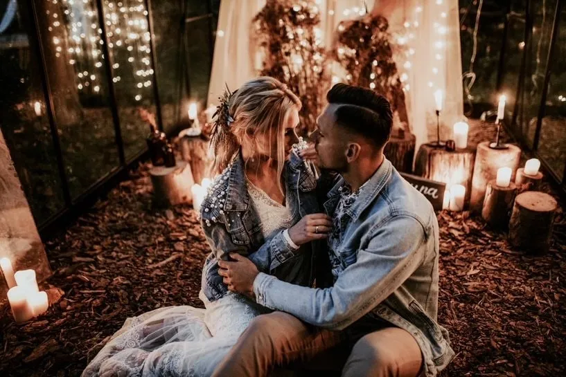 para młoda z prezentami ślubnymi