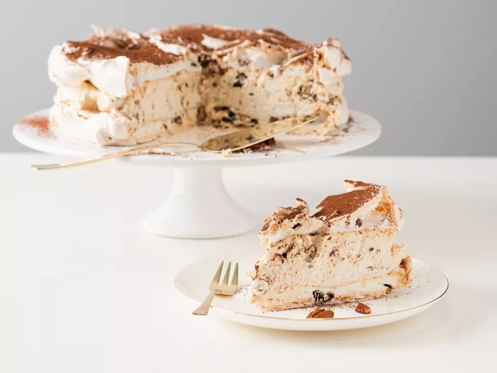 Tort bezowy Dacquoise z kremem