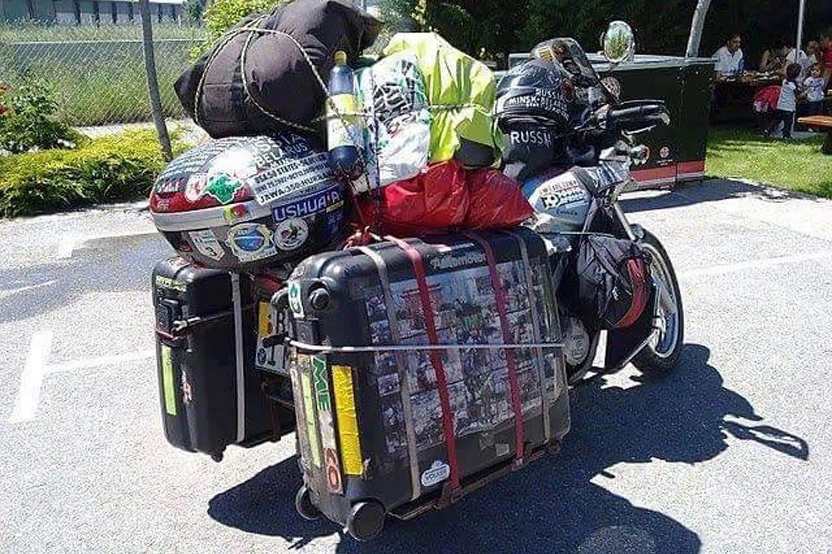 Motocykl z różnymi systemami bagażowymi