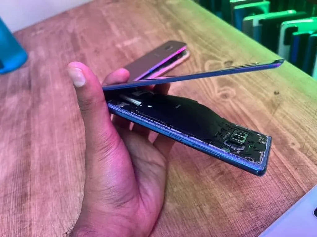 zużyta bateria smartfona objawy