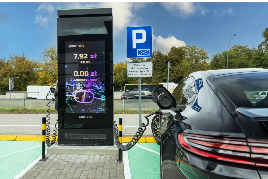 Stacja ładowania samochodów elektrycznych przy centrum handlowym