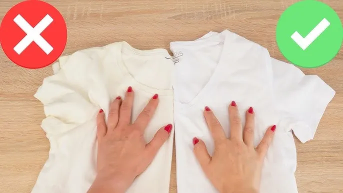 pożółkła biała bluzka przed i po wybielaniu domowymi sposobami