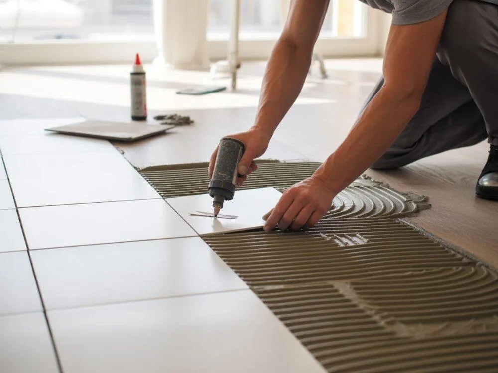 Układanie płytek na podłożu drewnianym metoda podw&oacute;jnego smarowania