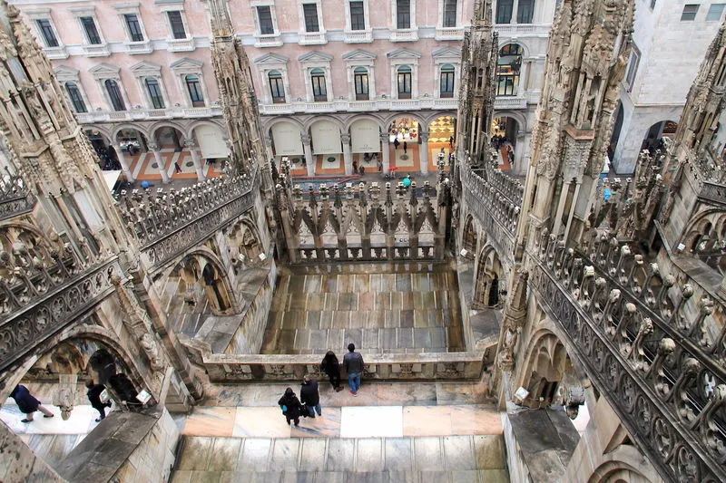 Katedra Duomo Mediolan wnętrze i dach