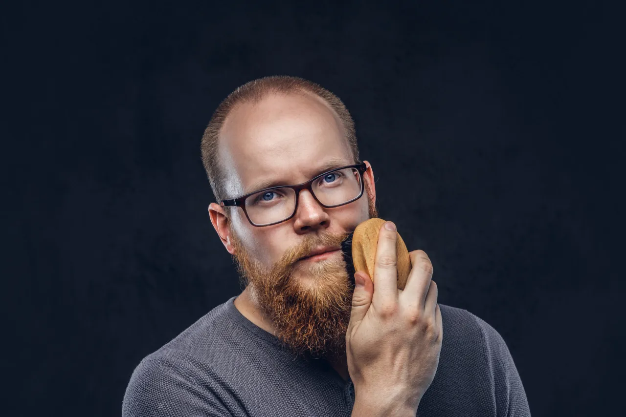 Mężczyzna pielęgnujący brodę kartaczem