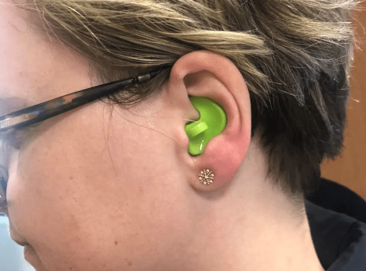 aparat słuchowy w uchu, woskowina, niedopasowana wkładka