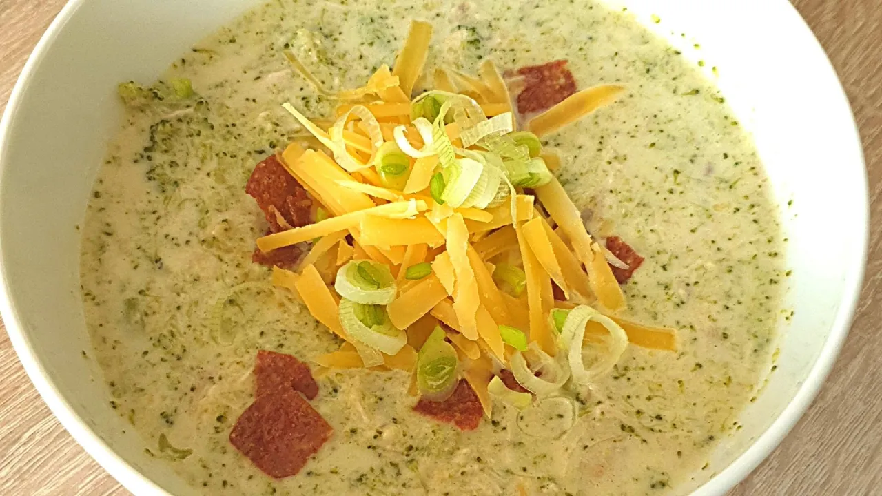 keto zupa krem brokułowa cheddar