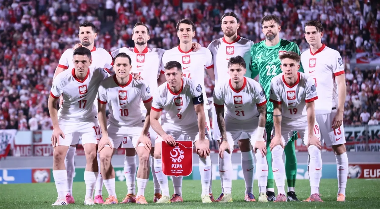 Piłkarze reprezentacji Polski w białych strojach, gotowi do gry. Zastanawiasz się, ile zarabia piłkarz w reprezentacji?