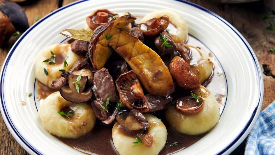 zbilansowany posiłek z kluskami śląskimi