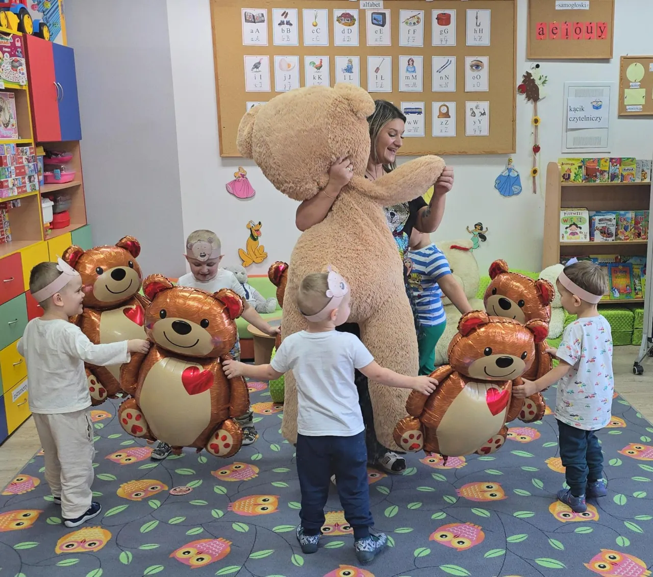 Dzieci bawiące się z pluszowymi misiami, pomysły na Dzień Pluszowego Misia