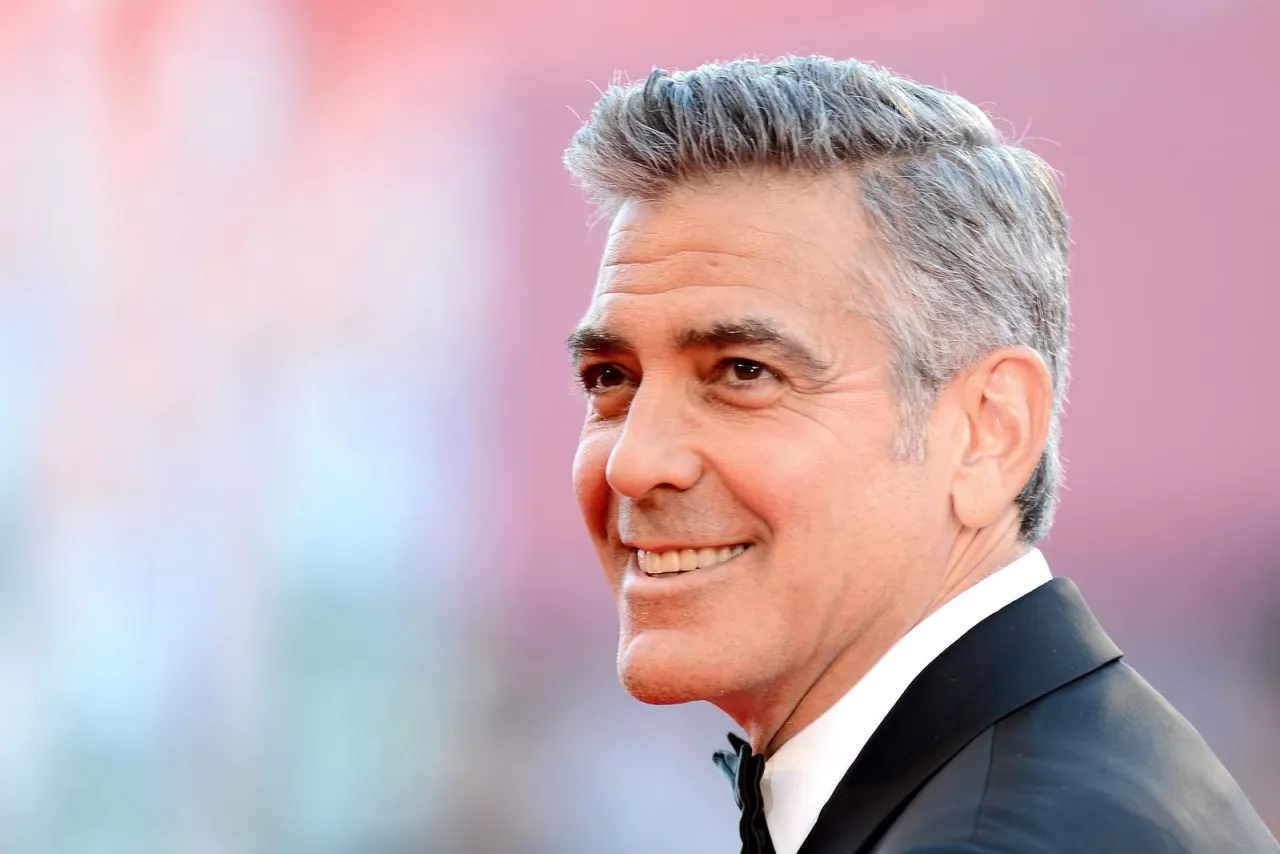 Mann mit stilvollen grauen Haaren