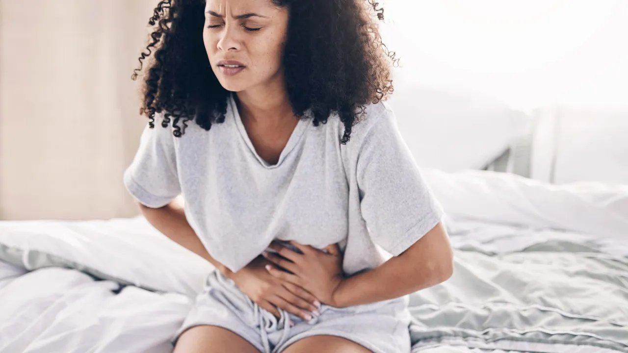 Osoba z b&oacute;lem brzucha i wzdęciami