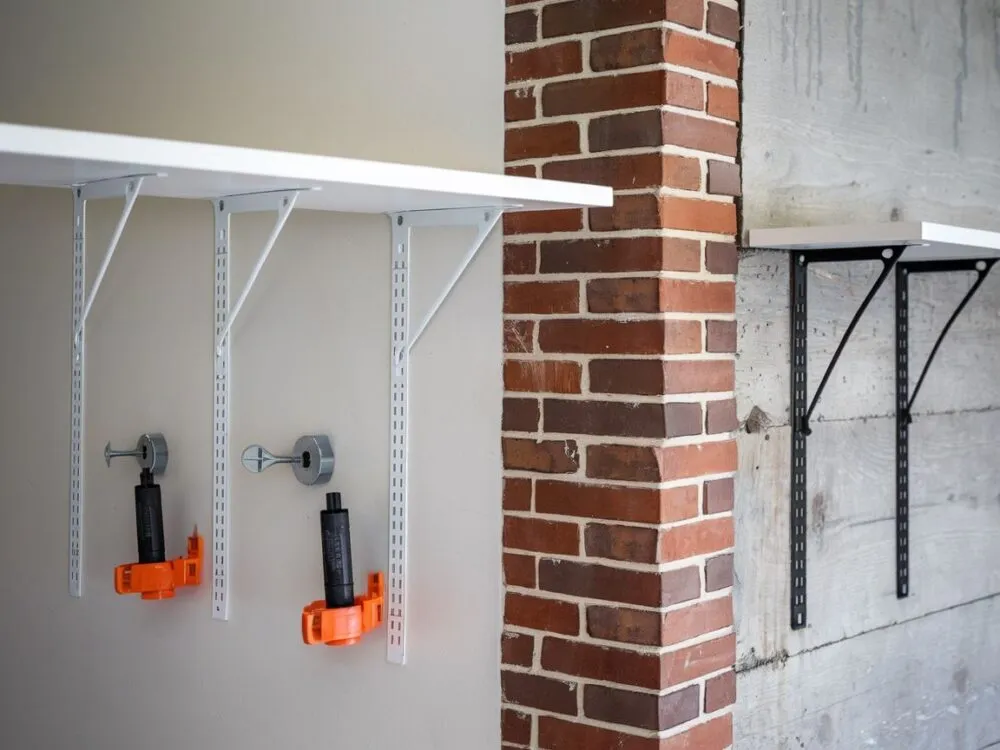 przymocowanie regału do ściany