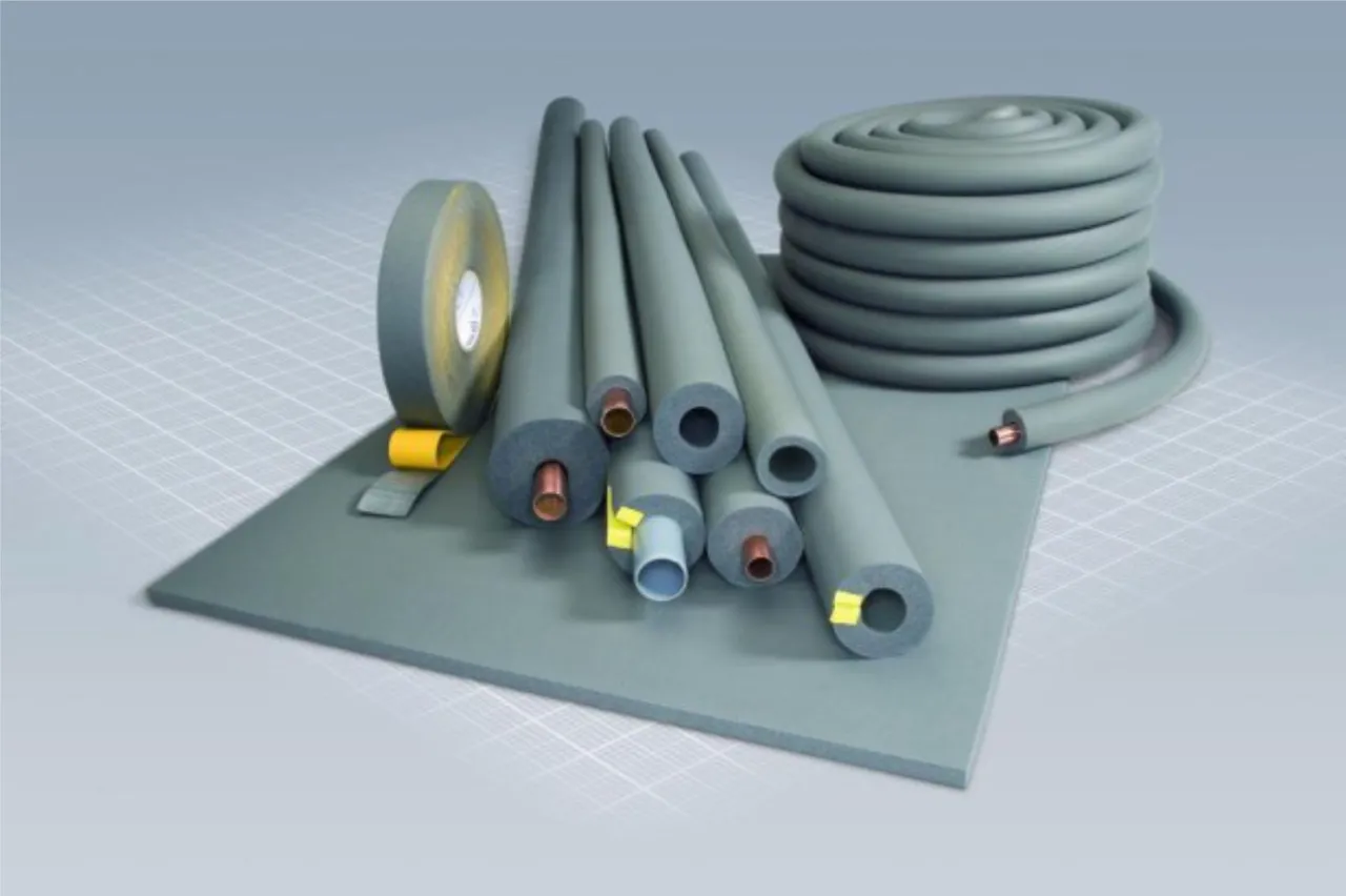 Izolacja do rur i taśma montażowa – idealne rozwiązanie, jak ocieplić rury z wodą na zewnątrz, chroniąc je przed mrozem.