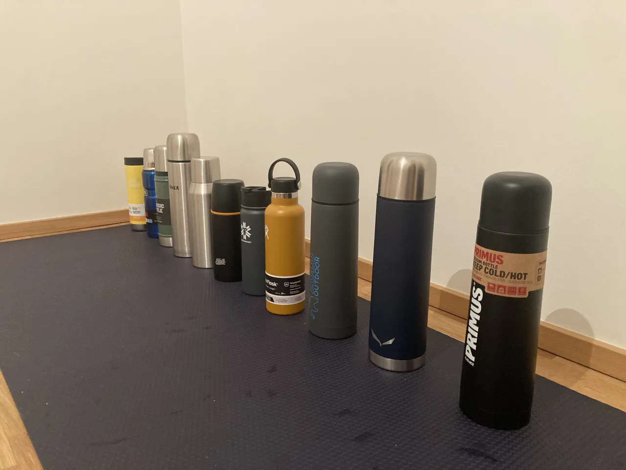 turysta pije z termosu w górach