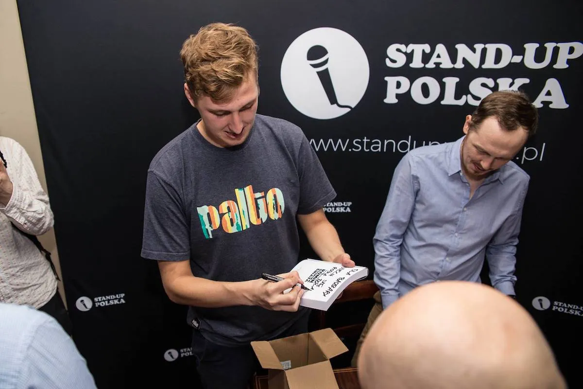 Piotr Szumowski, w koszulce z napisem 