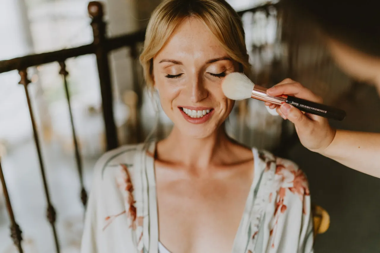 Panna młoda podczas makijażu ślubnego
