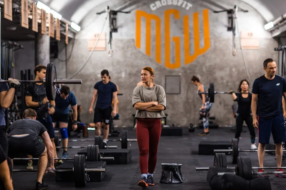 Trener CrossFit prowadzący zajęcia grupowe