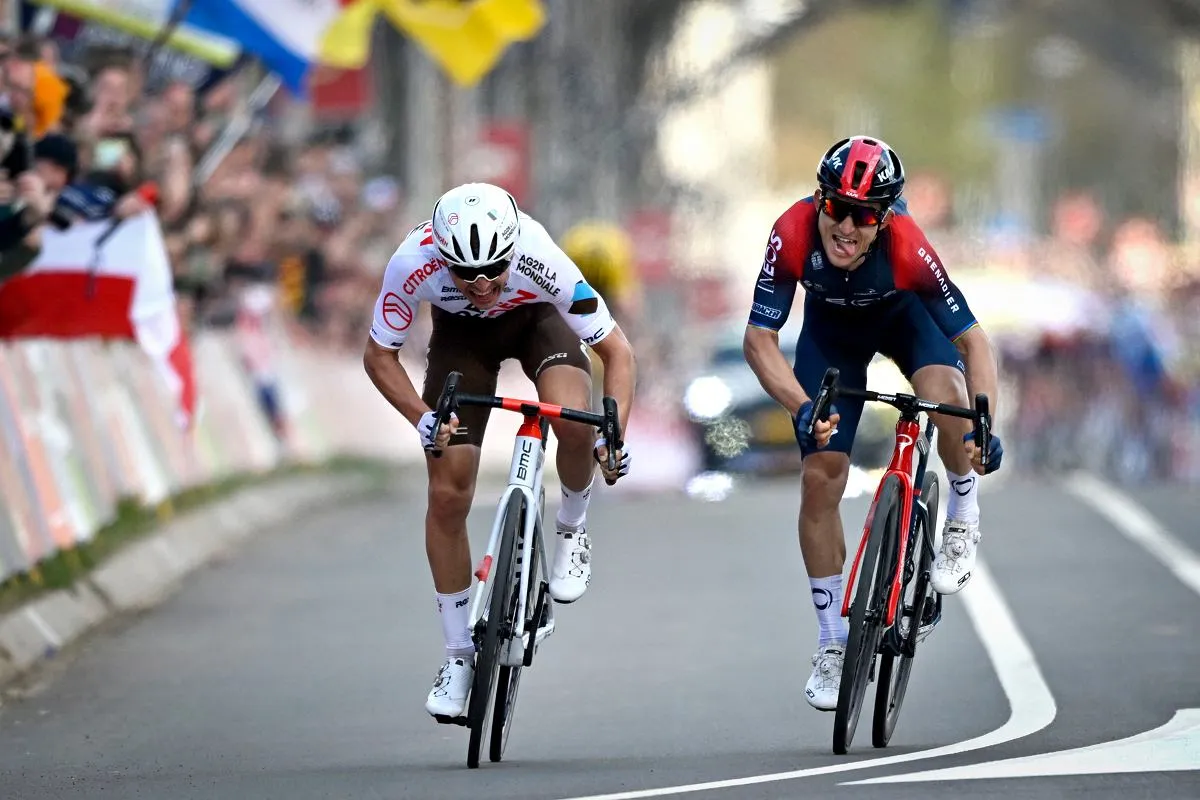 Dw&oacute;ch kolarzy walczy na finiszu. Po lewej Michał Kwiatkowski, w białej koszulce z brązowymi rękawami, z determinacją na twarzy.