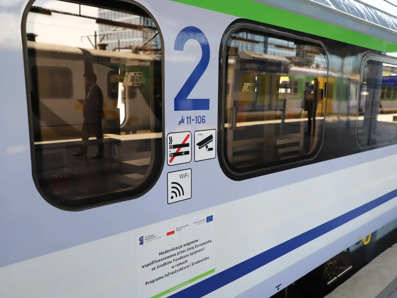 Numer wagonu 2, oznaczenia zakazu palenia, monitoringu i WiFi pomogą Ci jak nie pomylić pociągu.