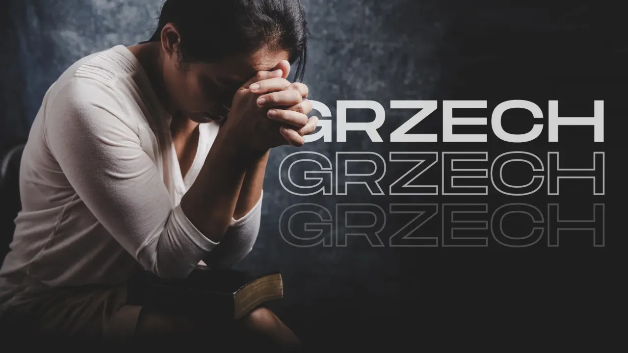 Kobieta w białej bluzce modli się z Biblią, zastanawiając się, czy nieczystość to grzech ciężki.