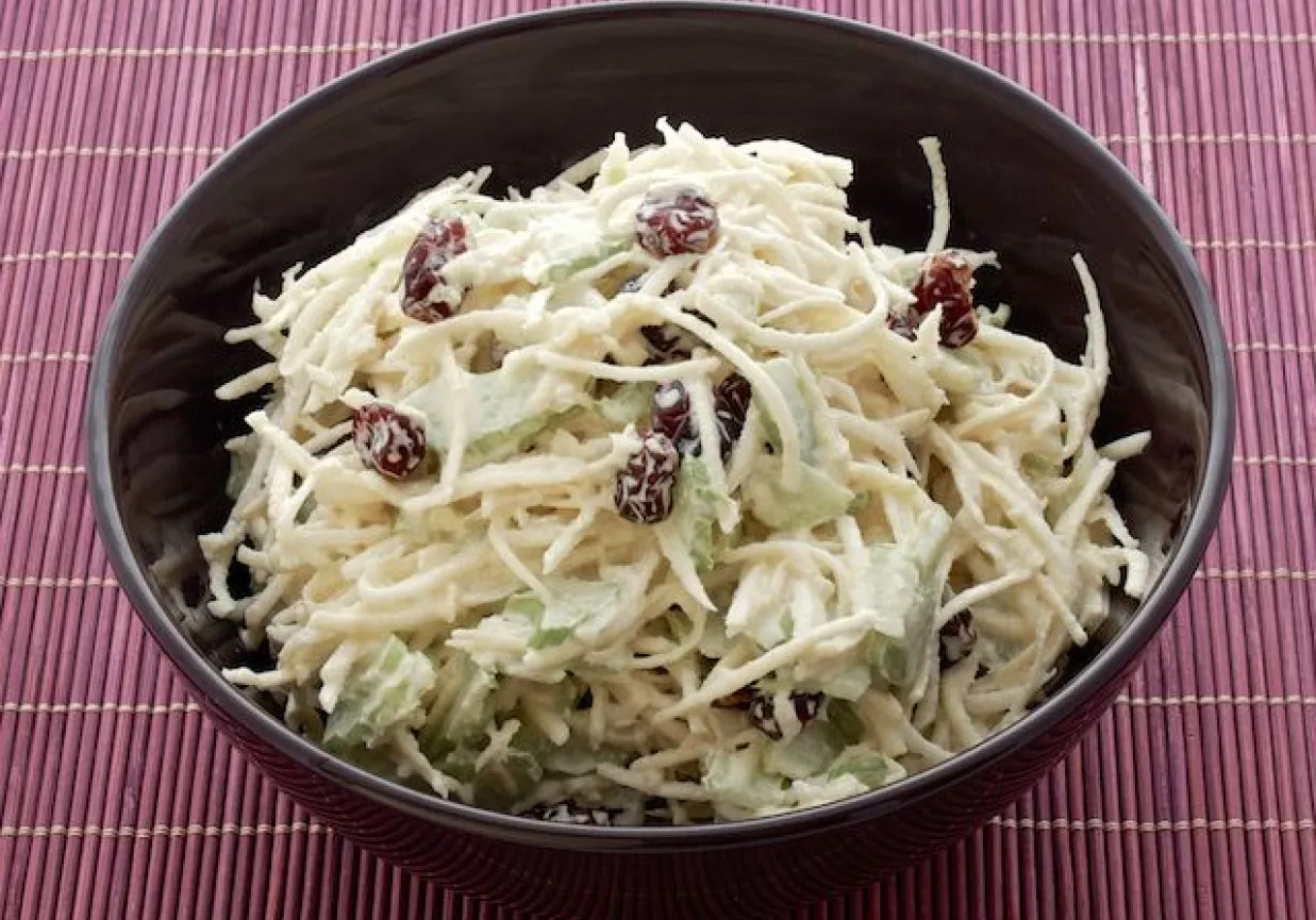 Sałatka z selera z żurawiną, idealna na lekki posiłek. Prosty przepis, jak zrobić sałatkę z selera.