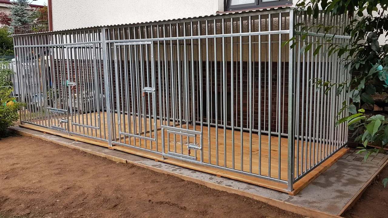 budowa kojca dla psa krok po kroku, montaż klatki drewnianej dla psa