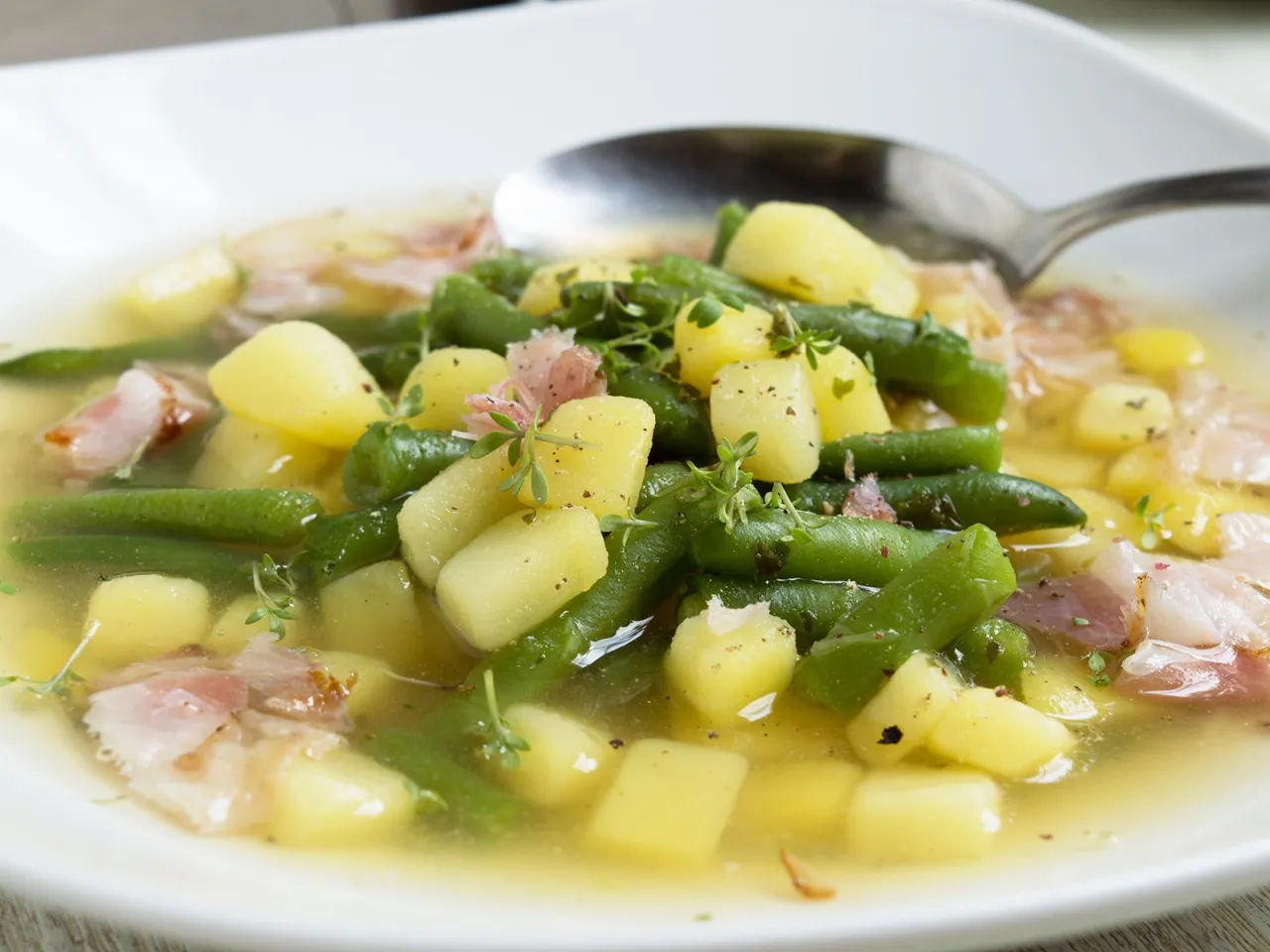 Herzhafter Grüne-Bohnen-Eintopf mit Speck und Kartoffeln im Topf